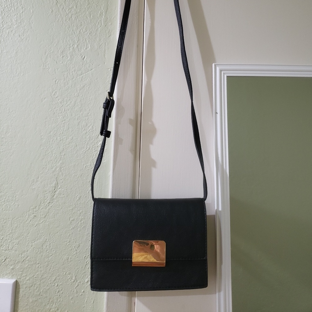 Black crossbosy bag